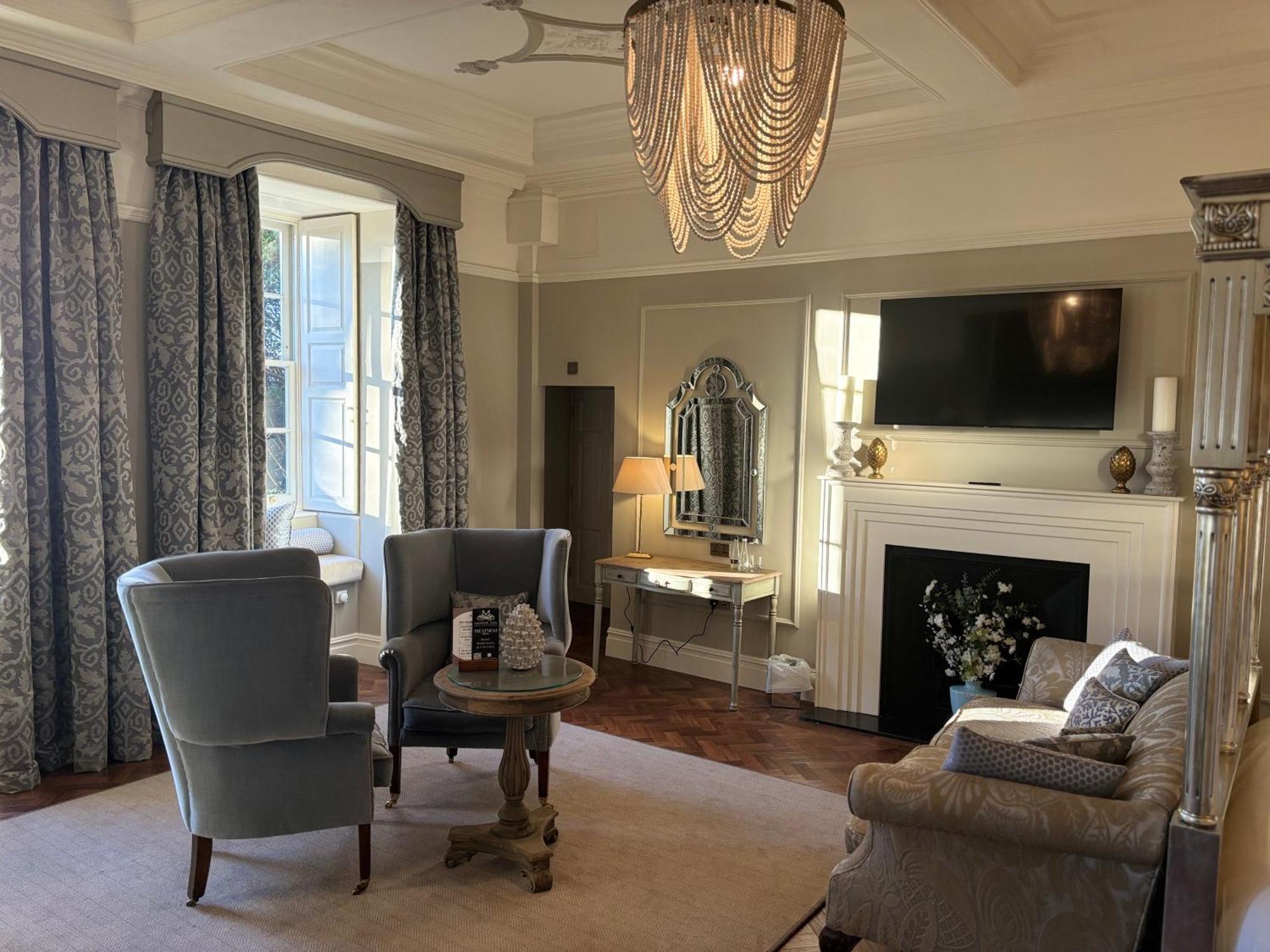 Manor House Hotel 3*